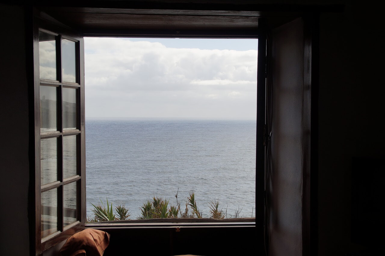 Widok na morze z okna apartamentu.