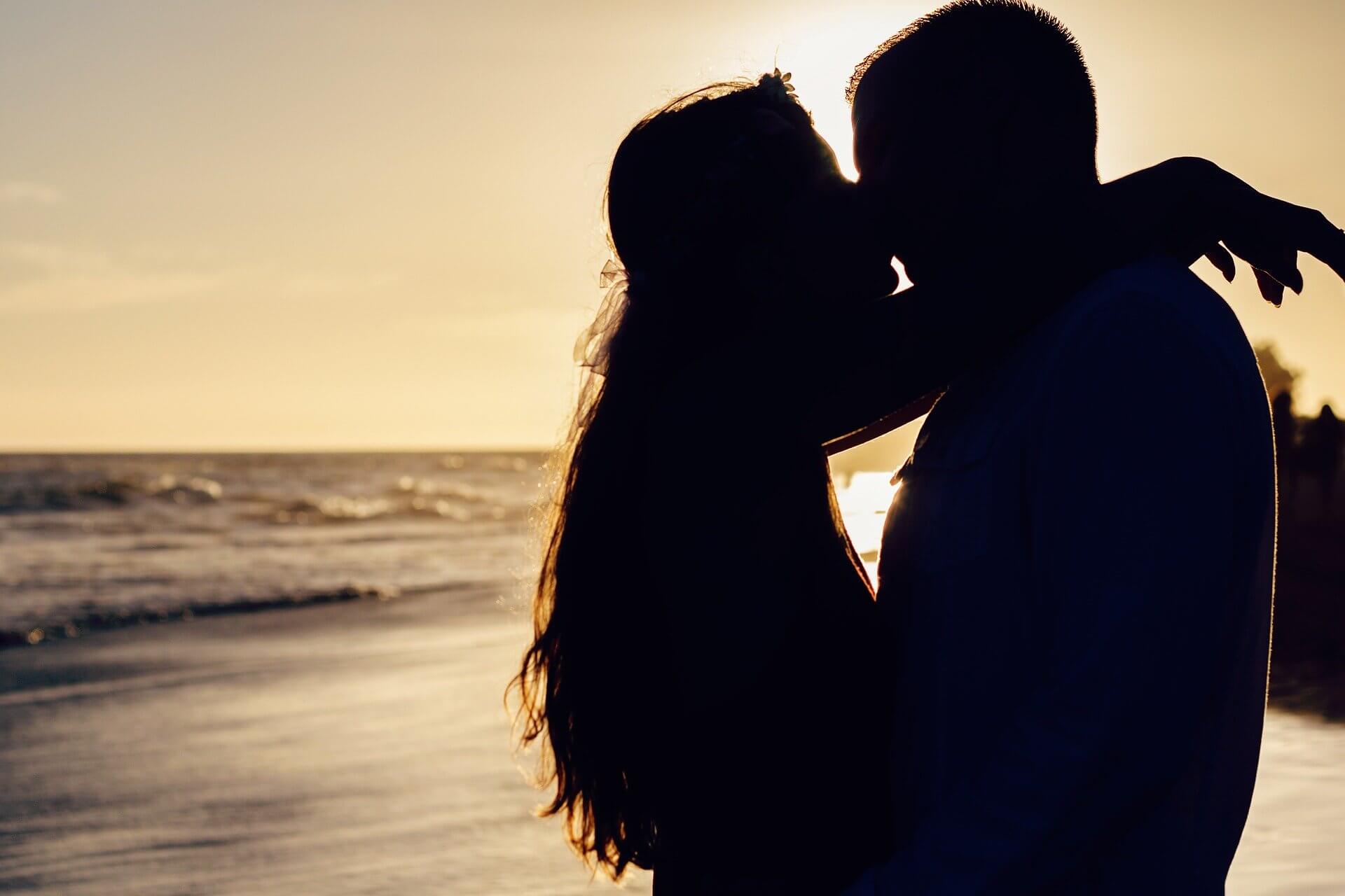 Para całująca się na plaży w Międzyzdrojach